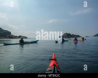 Pembrokeshire, Pays de Galles. 28 mai 2018, les kayakistes appréciant les vacances de banque incroyable autour de la pagaie météo peut Pembrokeshire Coast, 2018, le Pays de Galles.© Jason Richardson / Alamy Live News Banque D'Images