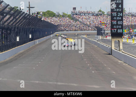 27 mai 2018 - Indianapolis, Indiana, États-Unis d'Amérique - Tony Kanaan (14) du Brésil apporte sa voiture vers le bas à travers les virages au cours de l'Indianapolis 500 à Indianapolis Motor Speedway à Indianapolis en Indiana. (Crédit Image : © Walter G Arce Sr Inc/ASP ASP via Zuma sur le fil) Banque D'Images