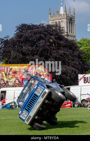 Melton Mowbray, UK. 28 mai 2018 : Stuntman passe par le feu après avoir regardé par des foules de vélo s'arrête pendant la foire annuelle et fayre et tenue à centre ville parc. . Credit : Clifford Norton/Alamy Live News Banque D'Images