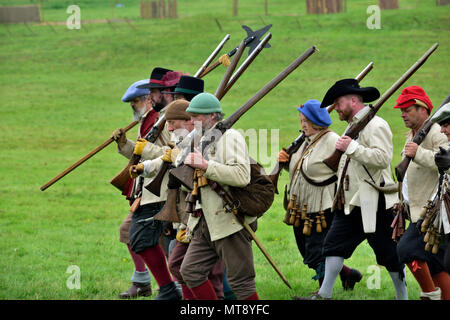 Bristol, Royaume-Uni, 28 mai, 2018. Reconstitution de la guerre civile anglaise, le siège de Bristol sur son 375e anniversaire des batailles (1645) entre les parlementaires ('Roundheads') et royalistes ('Cavaliers') a adopté de nouveau par les membres de l'Hogan-vexel à Bristol Ashton Court. Crédit : Charles Stirling/Alamy Live News Banque D'Images