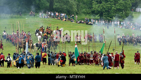 Bristol, Royaume-Uni, 28 mai, 2018. Reconstitution de la guerre civile anglaise, le siège de Bristol sur son 375e anniversaire des batailles (1645) entre les parlementaires ('Roundheads') et royalistes ('Cavaliers') a adopté de nouveau par les membres de l'Hogan-vexel à Bristol Ashton Court. Crédit : Charles Stirling/Alamy Live News Banque D'Images