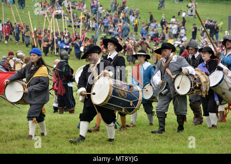 Bristol, Royaume-Uni, 28 mai, 2018. Reconstitution de la guerre civile anglaise, le siège de Bristol sur son 375e anniversaire des batailles (1645) entre les parlementaires ('Roundheads') et royalistes ('Cavaliers') a adopté de nouveau par les membres de l'Hogan-vexel à Bristol Ashton Court. Crédit : Charles Stirling/Alamy Live News Banque D'Images