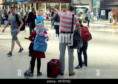 Glasgow, Scotland, UK 28 Mai 2018.UK Météo : ensoleillé de l'été cuisine la ville et trains Scotrail ont des restrictions sur l'alcool à partir de la gare centrale et de tous les points yo Troon comme jeunes sur billet pour les touristes et les habitants dans le soleil. Credit : Gérard ferry/Alamy Live News Banque D'Images