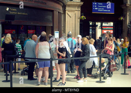 Glasgow, Scotland, UK 28 Mai 2018.UK Météo : ensoleillé de l'été cuisine la ville et trains Scotrail ont des restrictions sur l'alcool à partir de la gare centrale et de tous les points yo Troon comme jeunes sur billet pour les touristes et les habitants dans le soleil. Credit : Gérard ferry/Alamy Live News Banque D'Images