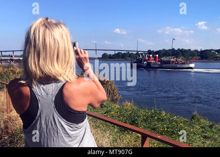 Glasgow, Royaume-Uni. 28 mai, 2018. Les membres du public de prendre des photos de la rue Waverly PS alors qu'elle voyage jusqu'à la rivière Clyde à Glasgow, en Écosse. Waverley PS est le dernier navire à vapeur de transport de passagers dans le monde. Construite en 1946, elle s'embarqua à Craigendoran sur le Firth of Clyde à Arrochar sur le Loch Long jusqu'en 1973. 28/5/18 Photo © Andy Buchanan 2018 Credit : Andy Buchanan/Alamy Live News Banque D'Images