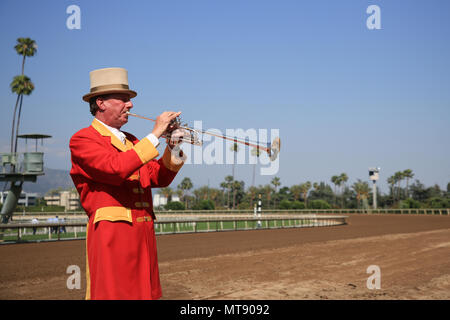 Arcadia, Californie, USA. 27 mai, 2018. Jay Cohen, l''hippodrome de Santa Anita, clairon effectue juste avant la course finale lors de la première assemblée annuelle tenue à ressortissants Corgi SoCal Santa Anita Park à Arcadia, en Californie. Credit : Sheri Deteman/Alamy Live News Banque D'Images