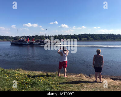 Glasgow, Royaume-Uni. 28 mai, 2018. Les membres du public de prendre des photos de la rue Waverly PS alors qu'elle voyage jusqu'à la rivière Clyde à Glasgow, en Écosse. Waverley PS est le dernier navire à vapeur de transport de passagers dans le monde. Construite en 1946, elle s'embarqua à Craigendoran sur le Firth of Clyde à Arrochar sur le Loch Long jusqu'en 1973. 28/5/18 Photo © Andy Buchanan 2018 Credit : Andy Buchanan/Alamy Live News Banque D'Images