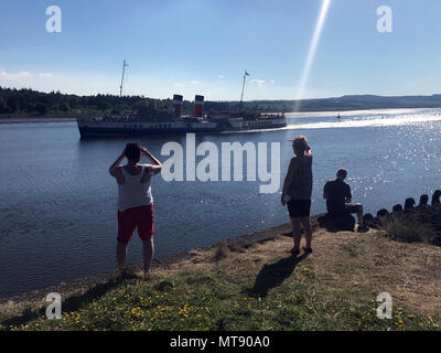 Glasgow, Royaume-Uni. 28 mai, 2018. Les membres du public de prendre des photos de la rue Waverly PS alors qu'elle voyage jusqu'à la rivière Clyde à Glasgow, en Écosse. Waverley PS est le dernier navire à vapeur de transport de passagers dans le monde. Construite en 1946, elle s'embarqua à Craigendoran sur le Firth of Clyde à Arrochar sur le Loch Long jusqu'en 1973. 28/5/18 Photo © Andy Buchanan 2018 Credit : Andy Buchanan/Alamy Live News Banque D'Images