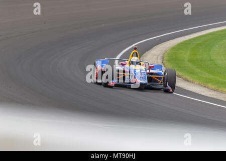 27 mai 2018 - Indianapolis, Indiana, États-Unis d'Amérique - ALEXANDER ROSSI (27) des États-Unis apporte sa voiture vers le bas à travers les virages au cours de l'Indianapolis 500 à Indianapolis Motor Speedway à Indianapolis en Indiana. (Crédit Image : © Walter G Arce Sr Inc/ASP ASP via Zuma sur le fil) Banque D'Images