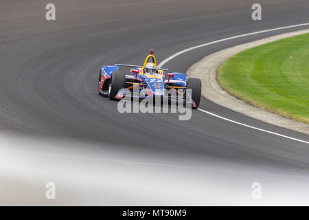 27 mai 2018 - Indianapolis, Indiana, États-Unis d'Amérique - ALEXANDER ROSSI (27) des États-Unis apporte sa voiture vers le bas à travers les virages au cours de l'Indianapolis 500 à Indianapolis Motor Speedway à Indianapolis en Indiana. (Crédit Image : © Walter G Arce Sr Inc/ASP ASP via Zuma sur le fil) Banque D'Images