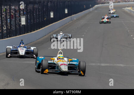 27 mai 2018 - Indianapolis, Indiana, États-Unis d'Amérique - GABBY CHAVES (88) de la Colombie apporte sa voiture vers le bas à travers les virages au cours de l'Indianapolis 500 à Indianapolis Motor Speedway à Indianapolis en Indiana. (Crédit Image : © Walter G Arce Sr Inc/ASP ASP via Zuma sur le fil) Banque D'Images