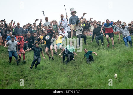 Gloucester, Royaume-Uni. 28 mai 2018. Rouleau de fromage annuel sur Coopers Hill. Datant de 1800, l'assemblée annuelle et Cheese-Rolling service implique la course concurrents audacieux qui poursuivait un 9lb (4,1 kg) tour de fromage Double Gloucester 200 mètres en bas de la colline de gradient 1:2. Le fromage a droit à une deuxième longueur d'avance et peut atteindre des vitesses allant jusqu'à 70mph. Il y a habituellement un certain nombre de blessures chaque année. Crédit : Guy Josse/Alamy Live News Banque D'Images