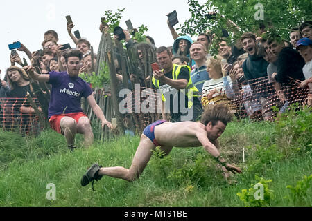 Gloucester, Royaume-Uni. 28 mai 2018. Rouleau de fromage annuel sur Coopers Hill. Datant de 1800, l'assemblée annuelle et Cheese-Rolling service implique la course concurrents audacieux qui poursuivait un 9lb (4,1 kg) tour de fromage Double Gloucester 200 mètres en bas de la colline de gradient 1:2. Le fromage a droit à une deuxième longueur d'avance et peut atteindre des vitesses allant jusqu'à 70mph. Il y a habituellement un certain nombre de blessures chaque année. Crédit : Guy Josse/Alamy Live News Banque D'Images