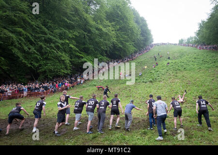 Gloucester, Royaume-Uni. 28 mai 2018. Rouleau de fromage annuel sur Coopers Hill. Datant de 1800, l'assemblée annuelle et Cheese-Rolling service implique la course concurrents audacieux qui poursuivait un 9lb (4,1 kg) tour de fromage Double Gloucester 200 mètres en bas de la colline de gradient 1:2. Le fromage a droit à une deuxième longueur d'avance et peut atteindre des vitesses allant jusqu'à 70mph. Il y a habituellement un certain nombre de blessures chaque année. Crédit : Guy Josse/Alamy Live News Banque D'Images