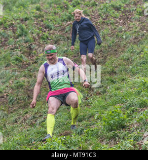 Festival Rolling fromage Coopers Hill Gloucestershire se jeter à l'UK..Competitors à ce ans Coopers Hill Cheese Rolling Festival. Crédit : charlie bryan/Alamy Live News Banque D'Images