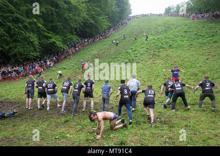 Gloucester, Royaume-Uni. 28 mai 2018. Rouleau de fromage annuel sur Coopers Hill. Datant de 1800, l'assemblée annuelle et Cheese-Rolling service implique la course concurrents audacieux qui poursuivait un 9lb (4,1 kg) tour de fromage Double Gloucester 200 mètres en bas de la colline de gradient 1:2. Le fromage a droit à une deuxième longueur d'avance et peut atteindre des vitesses allant jusqu'à 70mph. Il y a habituellement un certain nombre de blessures chaque année. Crédit : Guy Josse/Alamy Live News Banque D'Images