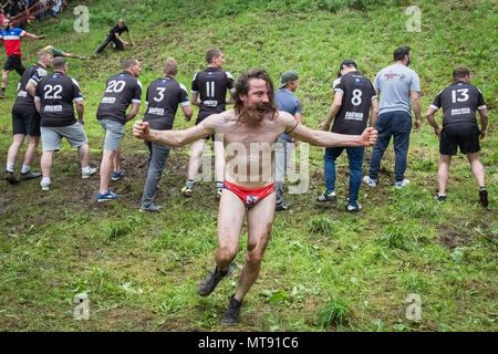 Gloucester, Royaume-Uni. 28 mai 2018. Rouleau de fromage annuel sur Coopers Hill. Datant de 1800, l'assemblée annuelle et Cheese-Rolling service implique la course concurrents audacieux qui poursuivait un 9lb (4,1 kg) tour de fromage Double Gloucester 200 mètres en bas de la colline de gradient 1:2. Le fromage a droit à une deuxième longueur d'avance et peut atteindre des vitesses allant jusqu'à 70mph. Il y a habituellement un certain nombre de blessures chaque année. Crédit : Guy Josse/Alamy Live News Banque D'Images