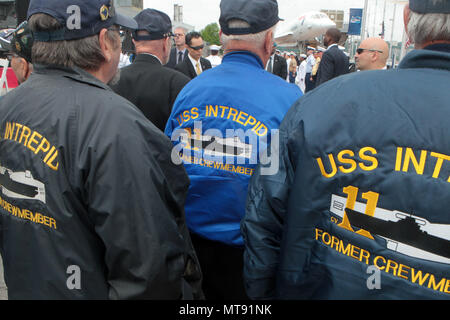 New York, NY, USA. 28 mai, 2018. Les anciens marins de la Marine américaine assister à la cérémonie du Jour du Souvenir 2018 tenue à bord du U.S.S Intrepid Sea, Air, l'espace du Musée le 28 mai 2018 dans la ville de New York. Credit : Mpi43/media/Alamy Punch Live News Banque D'Images