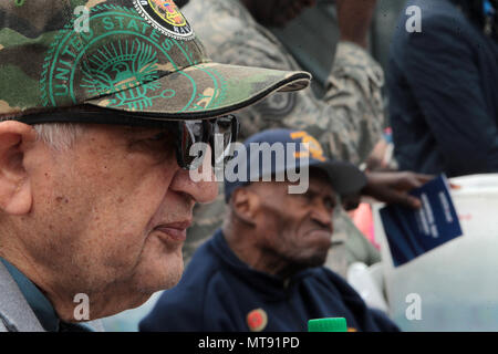 New York, NY, USA. 28 mai, 2018. United States War Veterans Memorial Day 2018 assister à la cérémonie tenue à bord du U.S.S Intrepid Sea, Air, l'espace du Musée le 28 mai 2018 dans la ville de New York. Credit : Mpi43/media/Alamy Punch Live News Banque D'Images