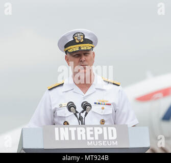 New York, NY - 28 mai 2018 : l'amiral Christopher Grady parle pendant la célébration du Jour du souvenir à l'Intrepid Sea, Air & Space Museum Crédit : lev radin/Alamy Live News Banque D'Images