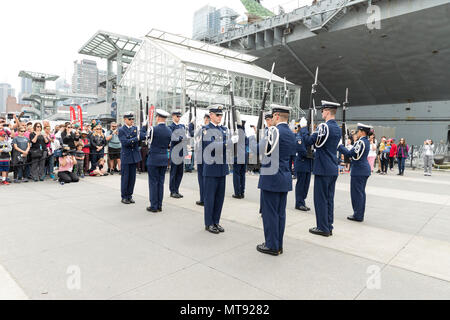 New York, NY - 28 mai 2018 : les membres d'honneur de la Garde côtière des États-Unis de Wasington State DC faire forer en cérémonie de célébration du Jour du souvenir à l'Intrepid Sea, Air & Space Museum Crédit : lev radin/Alamy Live News Banque D'Images