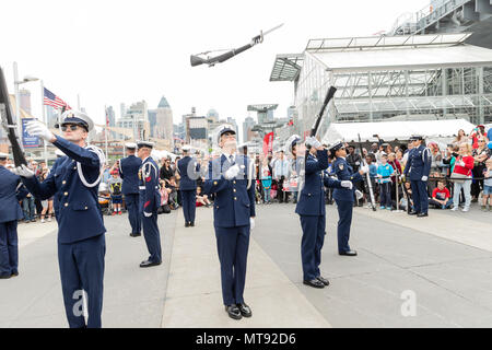 New York, NY - 28 mai 2018 : les membres d'honneur de la Garde côtière des États-Unis de Wasington State DC faire forer en cérémonie de célébration du Jour du souvenir à l'Intrepid Sea, Air & Space Museum Crédit : lev radin/Alamy Live News Banque D'Images