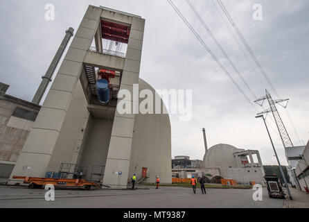 17 mai 2018, Wiesbaden, Allemagne : à l'aide d'une grue, levage de travailleurs un conteneur castor bleu à l'intérieur de l'un des réacteurs de la centrale nucléaire de Biblis. Il y a, le récipient est rempli dans l'eau de la cuve du réacteur avec les éléments combustibles, pour être ensuite porté à un stockage intermédiaire sur la base de la centrale nucléaire. Après la phase d'Allemand de l'énergie nucléaire, la centrale de Biblis sera progressivement démantelé. Photo : Boris Roessler/dpa Banque D'Images