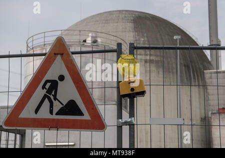 17 mai 2018, Wiesbaden, Allemagne : un chantier de signe sur le site de la centrale nucléaire de Biblis (APM). La centrale est une partie de l'énergie RWE et de groupe seront démantelés dans les décennies à venir. Photo : Boris Roessler/dpa Banque D'Images