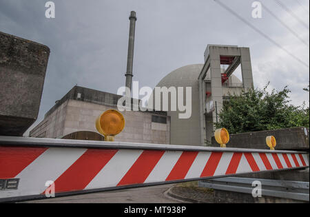 17 mai 2018, Wiesbaden, Allemagne : une barrière à côté d'une barrière anti-tank protège un bâtiment réacteur sur le site de la centrale nucléaire de Biblis (APM). La centrale est une partie de l'énergie RWE et de groupe seront démantelés dans les décennies à venir. Cependant, il faudra des décennies pour démolir les dômes et les tours de refroidissement du réacteur. Photo : Boris Roessler/dpa Banque D'Images