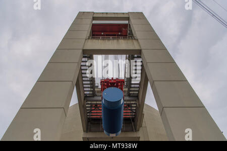 17 mai 2018, Wiesbaden, Allemagne : à l'aide d'une grue, levage de travailleurs un conteneur castor bleu à l'intérieur de l'un des réacteurs de la centrale nucléaire de Biblis. Il y a, le récipient est rempli dans l'eau de la cuve du réacteur avec les éléments combustibles, pour être ensuite porté à un stockage intermédiaire sur la base de la centrale nucléaire. Après la phase d'Allemand de l'énergie nucléaire, la centrale de Biblis sera progressivement démantelé. Photo : Boris Roessler/dpa Banque D'Images