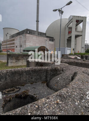 17 mai 2018, Wiesbaden, Allemagne : une barrière de réservoir protège un bâtiment réacteur sur le site de la centrale nucléaire de Biblis (APM). La centrale est une partie de l'énergie RWE et de groupe seront démantelés dans les décennies à venir. Photo : Boris Roessler/dpa Banque D'Images