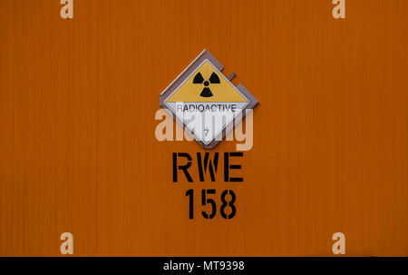 17 mai 2018, Wiesbaden, Allemagne : Le 'Avertissement' radioactifs signe indique un conteneur au sein d'une zone de stockage avec un minimum de déchets émettant. La centrale est une partie de l'énergie RWE et de groupe seront démantelés dans les décennies à venir. Photo : Boris Roessler/dpa Banque D'Images