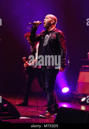 Hamilton, ON, Canada. 18 mai, 2018. 18 mai 2018 - Hamilton, Ontario, Canada. Le chanteur Scott Anderson, de groupe de rock alternatif Canadien Finger Eleven effectue sur scène lors de sa tournée canadienne 2018 à la FirstOntario Salle de Concert. Crédit photo : Brant/Perniac Perniac AdMedia Crédit : Brant/AdMedia/ZUMA/Alamy Fil Live News Banque D'Images