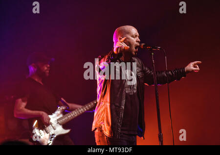 Hamilton, ON, Canada. 18 mai, 2018. 18 mai 2018 - Hamilton, Ontario, Canada. Sean Anderson et Scott Anderson, de groupe de rock alternatif Canadien Finger Eleven effectuer sur scène lors de sa tournée canadienne 2018 à la FirstOntario Salle de Concert. Crédit photo : Brant/Perniac Perniac AdMedia Crédit : Brant/AdMedia/ZUMA/Alamy Fil Live News Banque D'Images