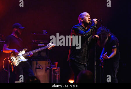 Hamilton, ON, Canada. 18 mai, 2018. 18 mai 2018 - Hamilton, Ontario, Canada. Sean Anderson et Scott Anderson, de groupe de rock alternatif Canadien Finger Eleven effectuer sur scène lors de sa tournée canadienne 2018 à la FirstOntario Salle de Concert. Crédit photo : Brant/Perniac Perniac AdMedia Crédit : Brant/AdMedia/ZUMA/Alamy Fil Live News Banque D'Images