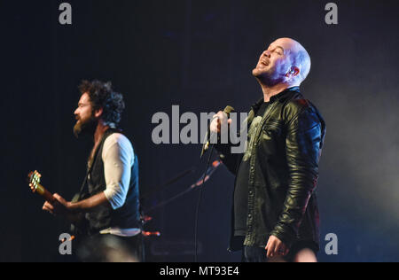 Hamilton, ON, Canada. 18 mai, 2018. 18 mai 2018 - Hamilton, Ontario, Canada. James Black et Scott Anderson, de groupe de rock alternatif Canadien Finger Eleven effectuer sur scène lors de sa tournée canadienne 2018 à la FirstOntario Salle de Concert. Crédit photo : Brant/Perniac Perniac AdMedia Crédit : Brant/AdMedia/ZUMA/Alamy Fil Live News Banque D'Images