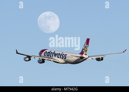 Richmond, Colombie-Britannique, Canada. 27 mai, 2018. Un Edelweiss Air Airbus A340-300 (HB-EMJ) de large-corps en suspension dans l'avion de ligne après le décollage. La compagnie aérienne de loisirs suisse est la propriété exclusive de Swiss International Air Lines, partie du groupe Lufthansa. Credit : Bayne Stanley/ZUMA/Alamy Fil Live News Banque D'Images
