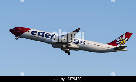 Richmond, Colombie-Britannique, Canada. 27 mai, 2018. Un Edelweiss Air Airbus A340-300 (HB-EMJ) de large-corps en suspension dans l'avion de ligne après le décollage. La compagnie aérienne de loisirs suisse est la propriété exclusive de Swiss International Air Lines, partie du groupe Lufthansa. Credit : Bayne Stanley/ZUMA/Alamy Fil Live News Banque D'Images