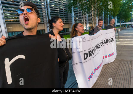 22 mai 2018 - Londres, Royaume-Uni. Les manifestants à l'extérieur de l'Office Accueil cri appelant à mettre fin à tous les vols affrétés de prendre de force les migrants de retour vers les pays du Commonwealth et, en particulier, ont protesté contre un vol secret attendu cette semaine pour le Pakistan. Beaucoup sont retenus pour la déportation et chacun accompagné par deux ou plusieurs agents de sécurité, et les passagers et membres d'équipage sur les services normaux ont souvent refusé de décoller avec des gens qui s'opposent à juste titre d'être prises pour des pays où ils risquent la persécution, de nuire, de l'isolement ou même la mort. Les gens de fin de déportations, lesbiennes et gay Banque D'Images