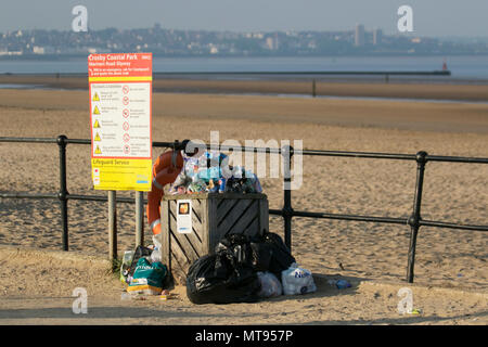 Crosby, Liverpool. 29 mai, 2018. Météo France : journée d'été sur la côte nord-ouest que les résidants locaux et les vacanciers prennent de l'exercice tôt le matin sur le sentier du littoral et plage de Merseyside. La plage est décoré d'Spring Bank Holiday portée avec des bacs à ordures débordant et souffle dans la brise. Le conseil de Sefton conteneurs manifestement insuffisant pour la quantité de déchets plastiques. /AlamyyLiveNews MediaWorldImages : crédit. Banque D'Images