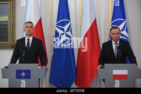 Varsovie, Pologne. 28 mai, 2018. Le président polonais Andrzej Duda (R) et le Secrétaire général de l'OTAN, Jens Stoltenberg assister à une conférence de presse conjointe au Palais du Belvédère à Varsovie, Pologne, le 28 mai 2018. Credit : Maciej Gillert/Xinhua/Alamy Live News Banque D'Images