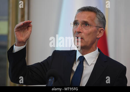 Varsovie, Pologne. 28 mai, 2018. Le Secrétaire général de l'OTAN parle Jens Stoltenberg lors d'une conférence de presse conjointe avec le président polonais Andrzej Duda (pas en photo) au Palais du Belvédère à Varsovie, Pologne, le 28 mai 2018. Credit : Maciej Gillert/Xinhua/Alamy Live News Banque D'Images