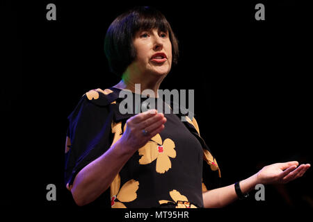 Hay Festival, Hay on Wye, UK - Mardi 29 Mai 2018 - Alice Rawsthorn sur scène à l'Hay Festival parle de sa conception du livre comme une attitude - Photo Steven Mai / Alamy Live News Banque D'Images