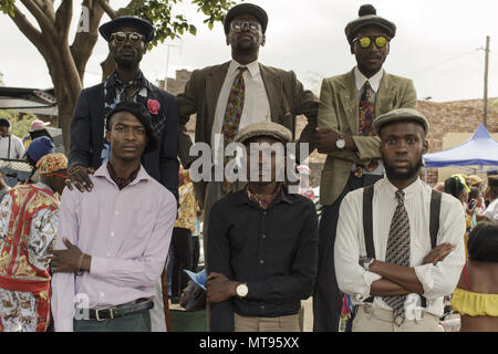 Johannesburg, Soweto, Afrique du Sud. Mar 31, 2018. Les visiteurs de l'Izikhothane la danse de l'événement et s'amuser dans le parc de Thokoza à Soweto, Johannesburg. Credit : Stefan/Kleinowitz ZUMA Wire/Alamy Live News Banque D'Images