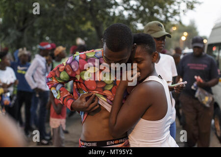 Johannesburg, Soweto, Afrique du Sud. Mar 31, 2018. Les visiteurs de l'Izikhothane la danse de l'événement et s'amuser dans le parc de Thokoza à Soweto, Johannesburg. Credit : Stefan/Kleinowitz ZUMA Wire/Alamy Live News Banque D'Images