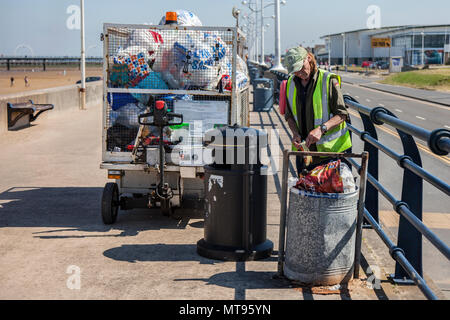 Southport, Merseyside, 29 mai, 2018. Météo France : journée d'été sur la côte nord-ouest que les résidants locaux et les vacanciers prennent de l'exercice tôt le matin sur le sentier du littoral et plage de Merseyside. La plage est décoré d'Spring Bank Holiday portée avec des bacs à ordures débordant et souffle dans la brise. Banque D'Images