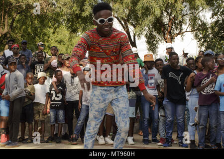 Johannesburg, Soweto, Afrique du Sud. Mar 31, 2018. Les visiteurs de l'Izikhothane la danse de l'événement et s'amuser dans le parc de Thokoza à Soweto, Johannesburg. Credit : Stefan/Kleinowitz ZUMA Wire/Alamy Live News Banque D'Images