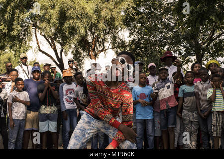 Johannesburg, Soweto, Afrique du Sud. Mar 31, 2018. Les visiteurs de l'Izikhothane la danse de l'événement et s'amuser dans le parc de Thokoza à Soweto, Johannesburg. Credit : Stefan/Kleinowitz ZUMA Wire/Alamy Live News Banque D'Images