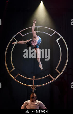 Londres, Royaume-Uni. 29 mai 2018. Sandra Ramirez Ibanez sur la percha lors d'un photocall d'artistes de cirque de la très célèbre société colombienne "Circolombia". La société headline The Underbelly Festival Southbank jusqu'au 14 juillet 2018. Crédit : Stephen Chung / Alamy Live News Banque D'Images