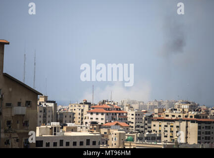 La ville de Gaza, la bande de Gaza, en Palestine. 29 mai, 2018. La fumée monte à la suite d'une frappe aérienne israélienne à Gaza, le 29 mai 2018. Credit : Mahmoud Issa/Quds Net News Wire/ZUMA/Alamy Live News Banque D'Images
